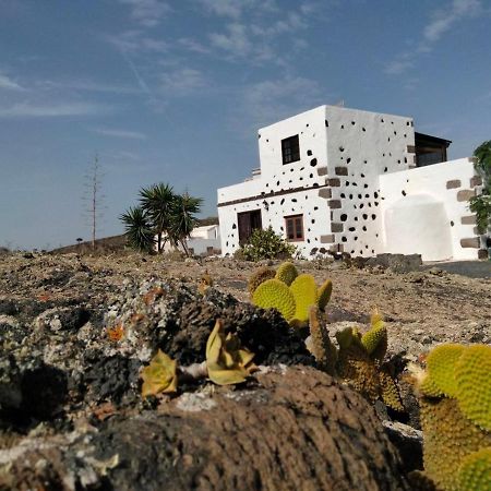 Lanzarote Casa Volcanica-Anclada Sobre La Lava Del Volcan Montana Blanca Exterior photo