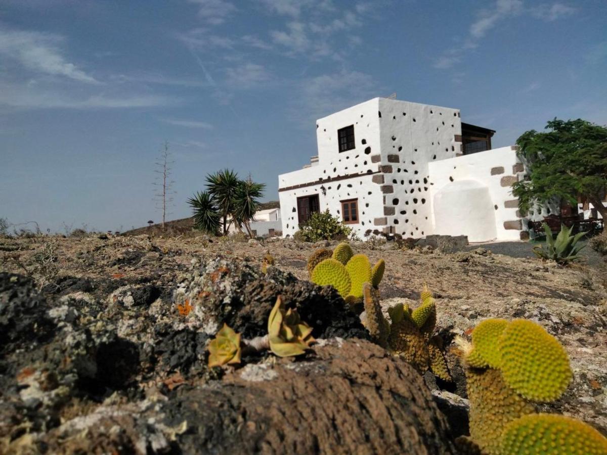Lanzarote Casa Volcanica-Anclada Sobre La Lava Del Volcan Montana Blanca Exterior photo