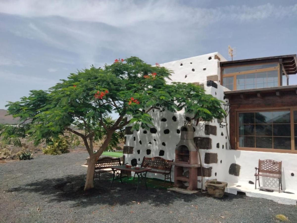 Lanzarote Casa Volcanica-Anclada Sobre La Lava Del Volcan Montana Blanca Exterior photo