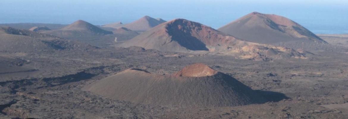 Lanzarote Casa Volcanica-Anclada Sobre La Lava Del Volcan Montana Blanca Exterior photo