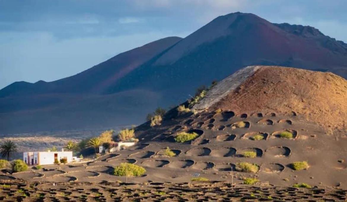Lanzarote Casa Volcanica-Anclada Sobre La Lava Del Volcan Montana Blanca Exterior photo