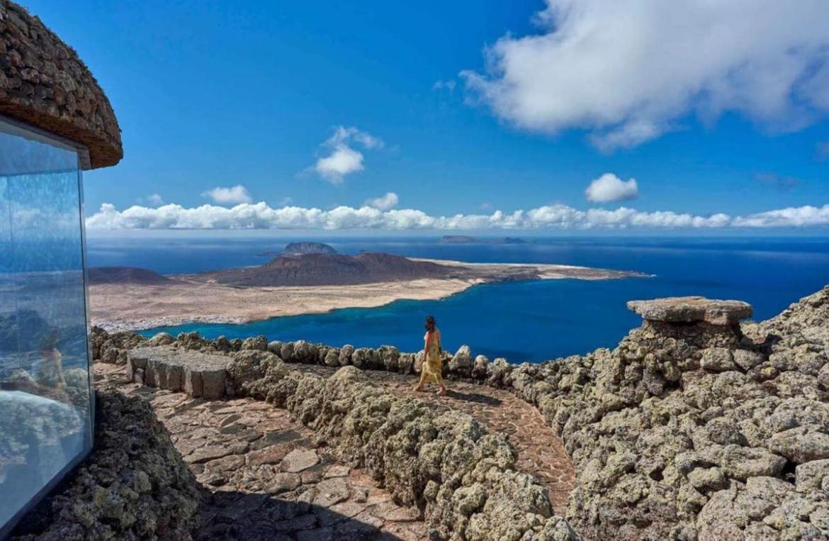 Lanzarote Casa Volcanica-Anclada Sobre La Lava Del Volcan Montana Blanca Exterior photo